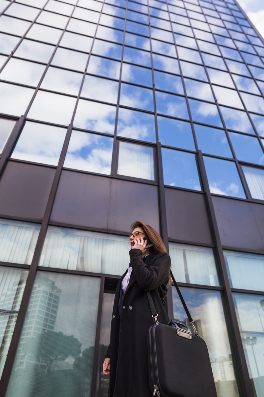 business-woman-black-talking-by-phone-outside - dimensioni grandi