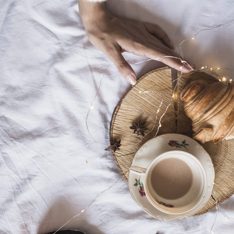 cup-coffee-croissant-wooden-tray